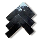 Glanzende zwarte keramische tegels in een visgraatpatroon van Zelliges Alhambra Bejmat Noir Matt