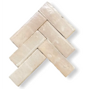 Crème kleurige keramische tegels in een vissenstaartpatroon van Zelliges Alhambra Bejmat Sable 5x15