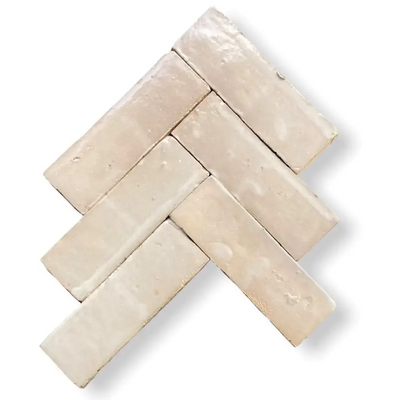 Crème kleurige keramische tegels in een vissenstaartpatroon van Zelliges Alhambra Bejmat Sable 5x15