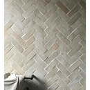 Herringbone patroon tegelwand in lichtgrijs van Zelliges Alhambra Bejmat Sable 5x15 cm