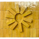 Zelliges Alhambra Bejmat Tournesol 5x15 cm met gele botersticks in zonnestraal patroon