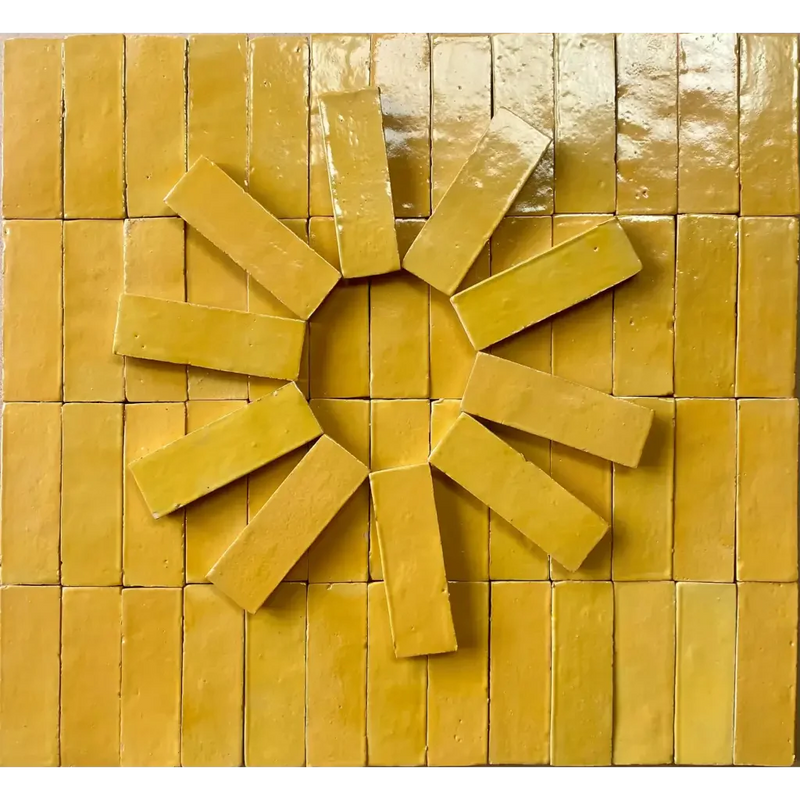Zelliges Alhambra Bejmat Tournesol 5x15 cm met gele botersticks in zonnestraal patroon