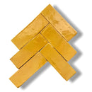 Gouden balken in een herringbone patroon met Zelliges Alhambra Bejmat Tournesol 5x15