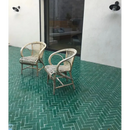 Twee rieten stoelen naast elkaar met Zelliges Alhambra Bejmat Vert Bouteille