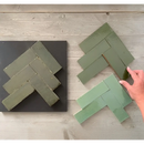 Groene geometrische vormen in een herringbone patroon van Zelliges Alhambra Bejmat Vert Clair