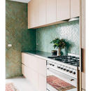 Moderne keuken met Zelliges Alhambra Bejmat Vert Clair en licht houten kasten