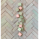 Roze en groene kubussen in diagonale lijn van Zelliges Alhambra Bejmat Vert Clair