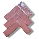 Roze rechthoekige tegels in een herringbone patroon van Zelliges Alhambra Bejmat Vieux Rose