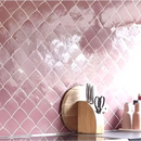 Houten messenblok met keukengerei op het aanrecht in Zelliges Alhambra Ecail Vieux Rose