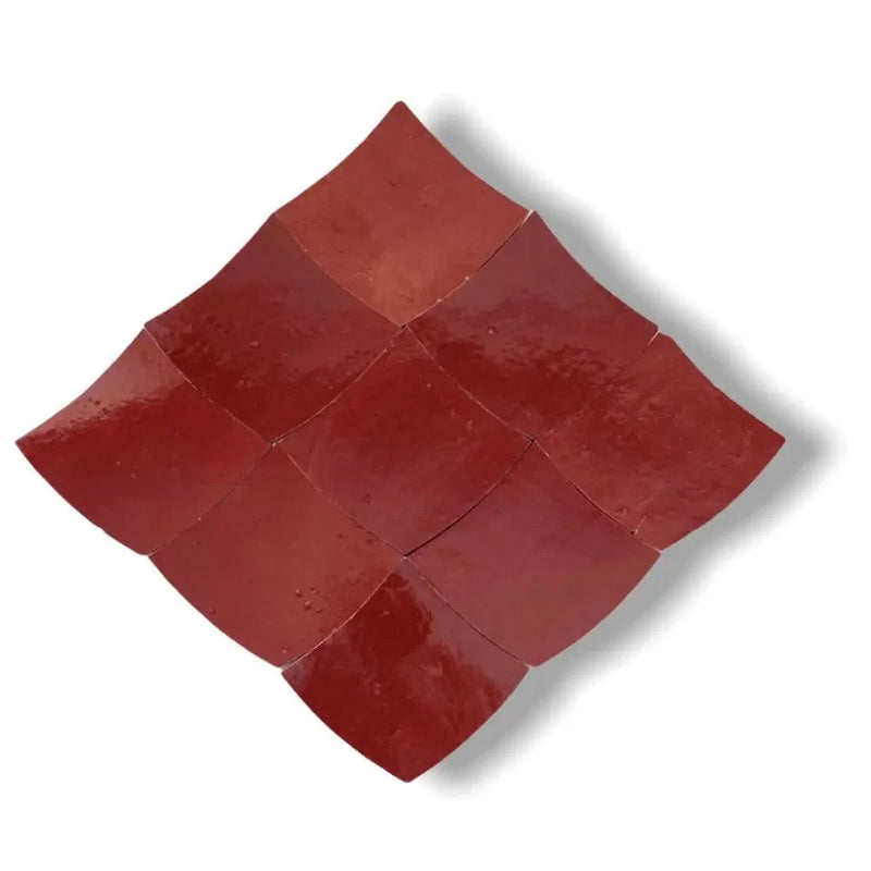 Rood gevouwen papier met golvende, gerasterde structuur van Zelliges Alhambra Ecail 402 Rouge Carmin