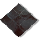 Zelliges Alhambra Ecail 801 Noir met negen zwarte glanzende tegels in golvende patroon