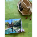 Strohoed met kleurrijke kwastjes boven magazine Zelliges Alhambra Vert Pintemps