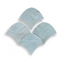 Vier lichtblauwe Zelliges Alhambra Fishscale tegels in diamantpatroon voor totale oppervlakte