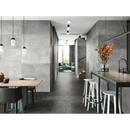 Moderne minimalistische gang met Zermatt Acero 60x120 rett betonnen muren en hanglampen