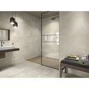 Moderne minimalistische badkamer met Zermatt Canna Natural wandtegel en glazen douche