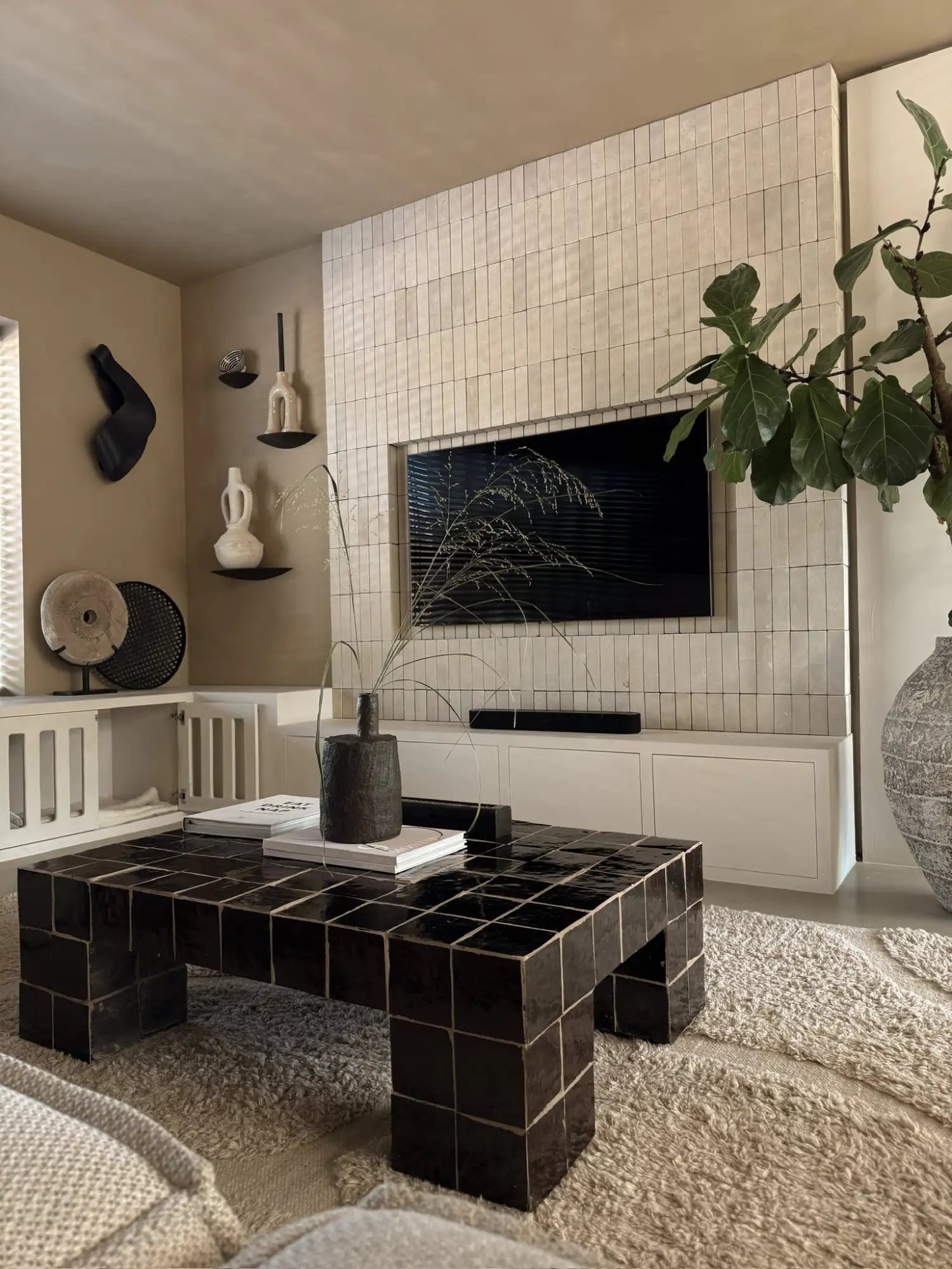 Zwarte vierkante tegel koffietafel met modern geometrisch ontwerp en glanzende afwerking.